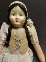 Ausdrucksstarke antike Puppe in original Kleidern