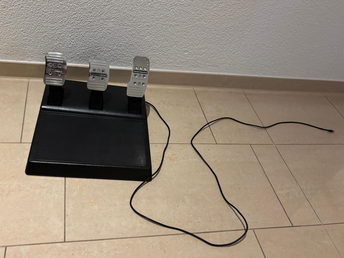 Thrustmaster Manettes: Sim-Racing-Set (Thrustmaster T150 Pro Force Feedback) – D'occasion à Rothenburg par rape 4