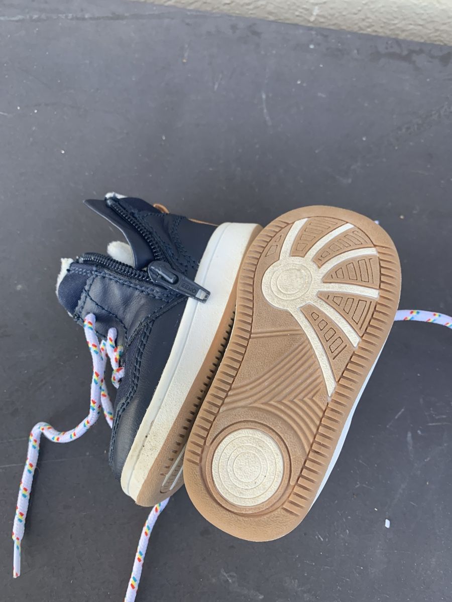 Scarpe per ragazzi: Kinder Hausschuhe dunkelblau Grösse 18/19 – Usato da Laufen venduto da Twingi33 2