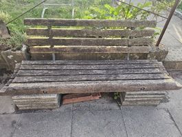 holzbänkli auf gartenplarten (massivholz)