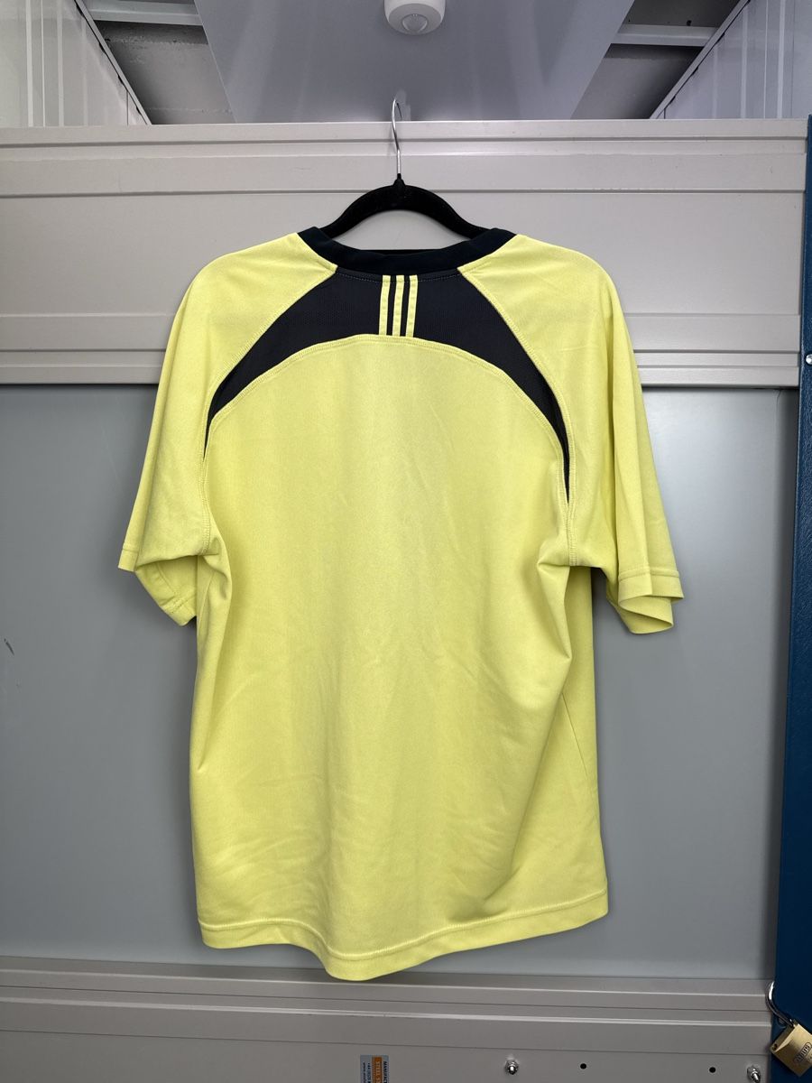 Adidas Canottiere & Pantaloni: Vintage Adidas sport tee – Usato da Lausanne venduto da Unehistoiredesapes 3