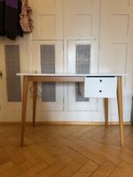 Kleiner Schreibtisch weiss mit Holzbeinen