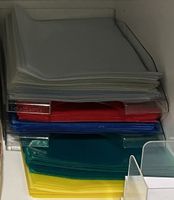 Viele Dokumentenhüllen, diverse Farben + zwei Plastik-Fächer