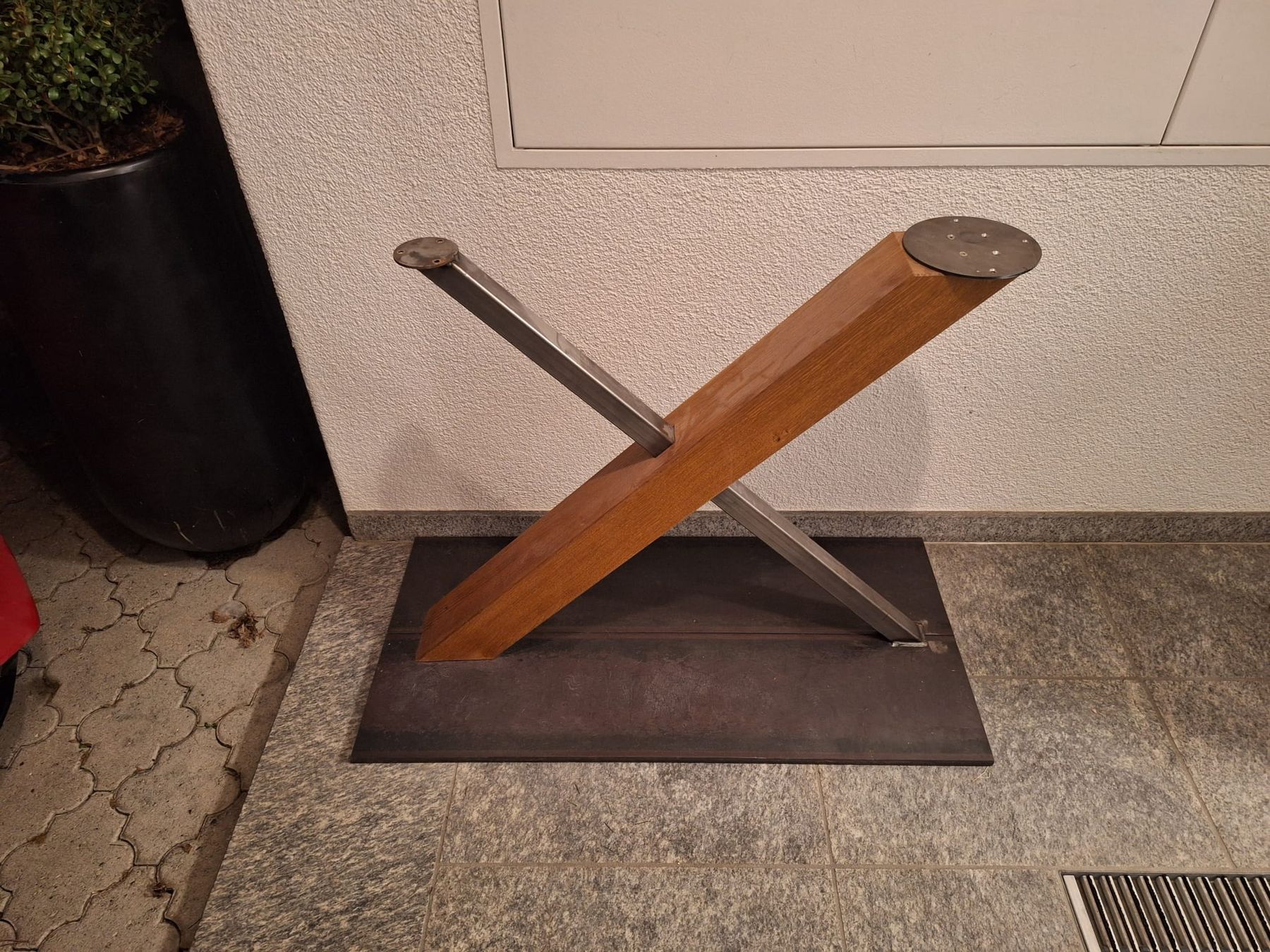 Sonstiges Mobiliar: Tischbein aus Holz und Metall – Gebraucht aus Rothenthurm von Michele_1967 1
