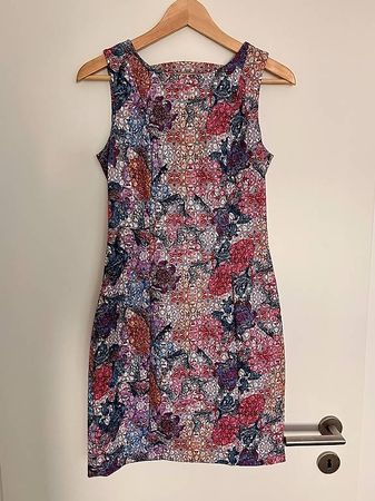 Kleid mit Blumenmuster Gr. 36