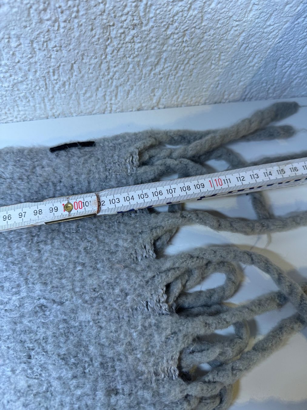Foulard & Sciarpe: Weiss grauer Schal mit Fransen – Usato da Grosswangen venduto da shoes.bags.and.co 4