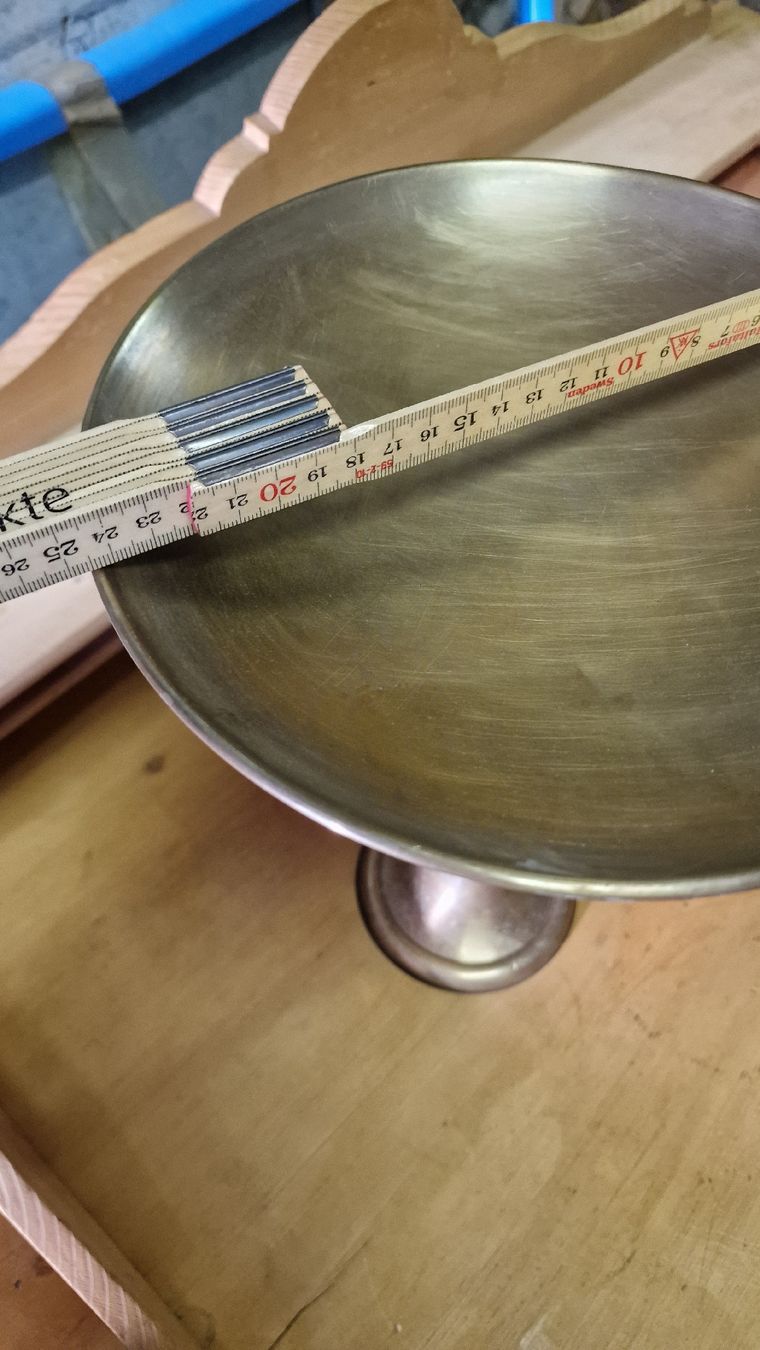 Servierplatten: Zwei-stufige Tortenplatte Messing – Gebraucht aus Herisau von Antiques.AR 2