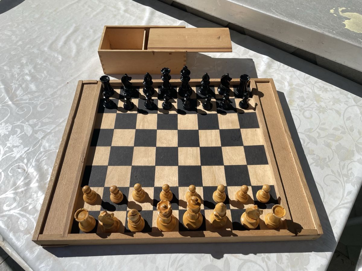Jeux: Jeu d’échecs et de dames  – D'occasion à Biel/Bienne par Galaq