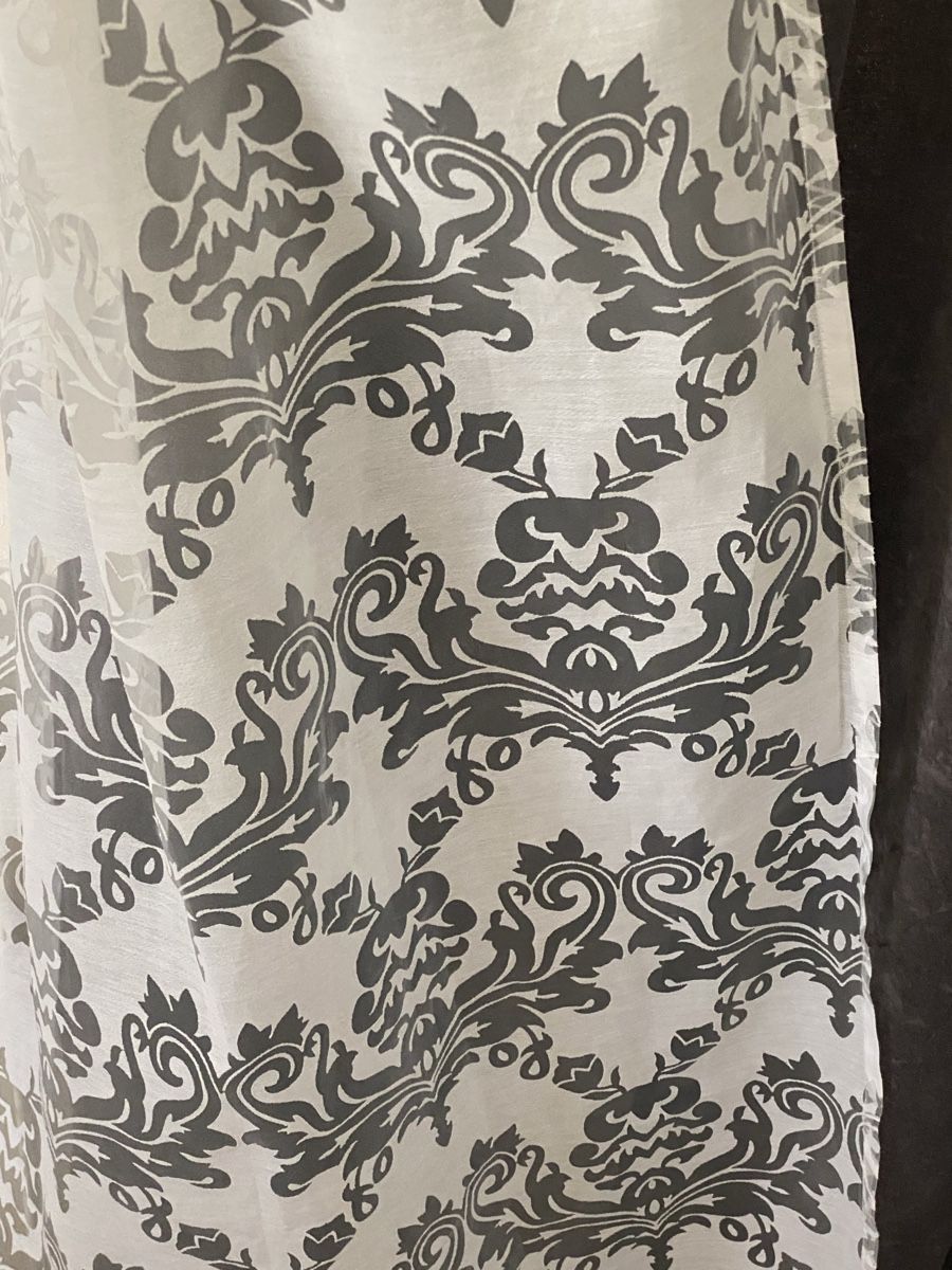Vorhänge: 2 Vorhänge mit Muster Weiss 55% Baumwolle 45% Polyester – Gebraucht aus Etzwilen von Roto2 2