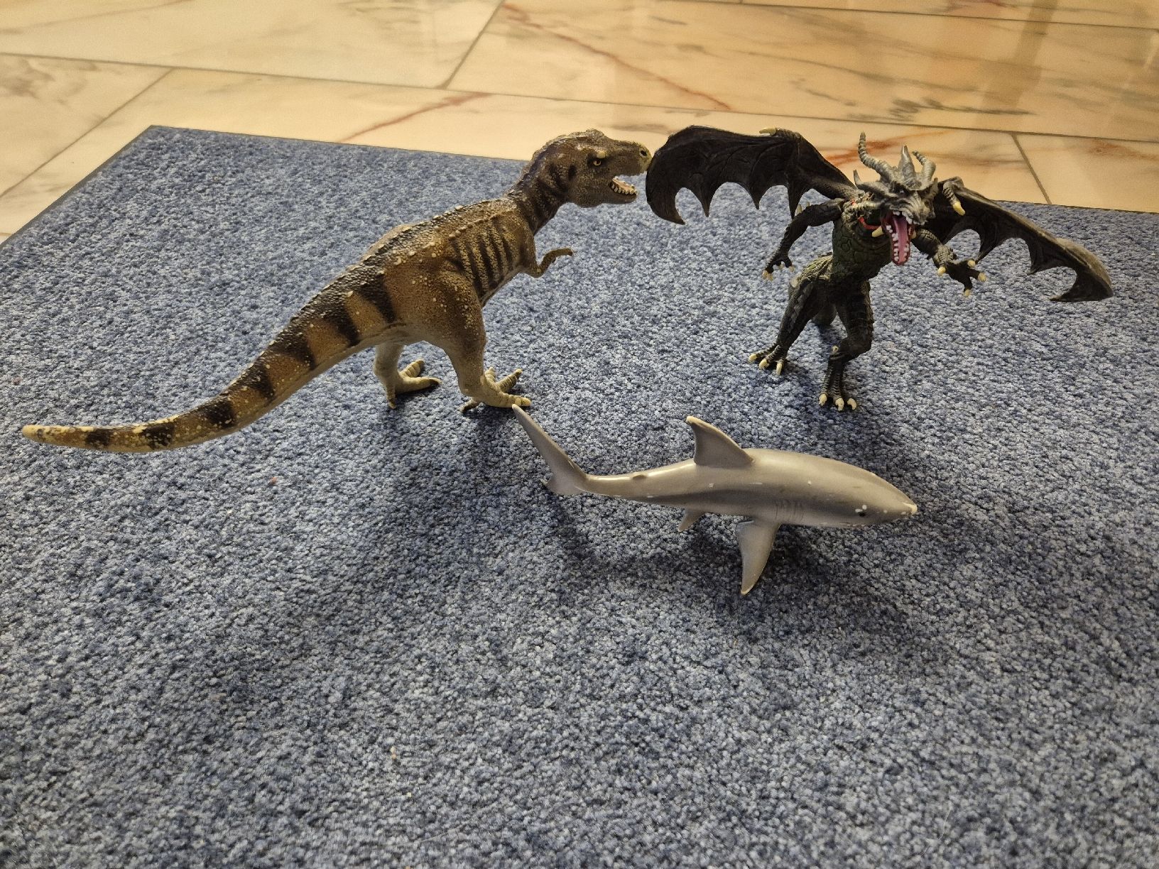 Spielzeuge: dinosaure, dragon et requin en plastique – Gebraucht aus Domat/Ems von ver_7q9b
