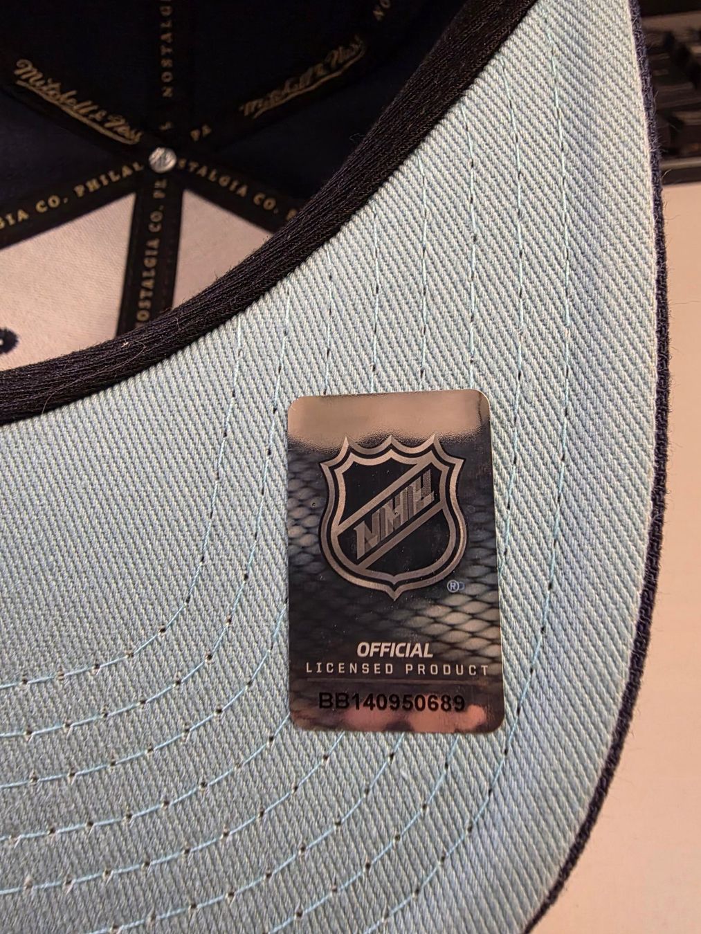 Mitchell & Ness Copricapi, berretti & cappellini: Cap Mitchell & Ness Dynasty Fitted 7 1/2 Seattle Kraken – Nuovo e nell'imballaggio originale da Mörigen venduto da Gadgeteer 5