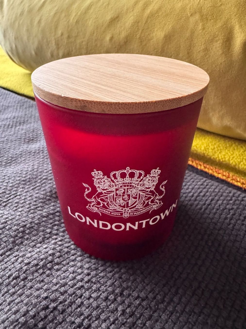 Kerzen: Duftkerze von Londontown 'berry' – Neu und originalverpackt aus Zürich von Lionsands 1