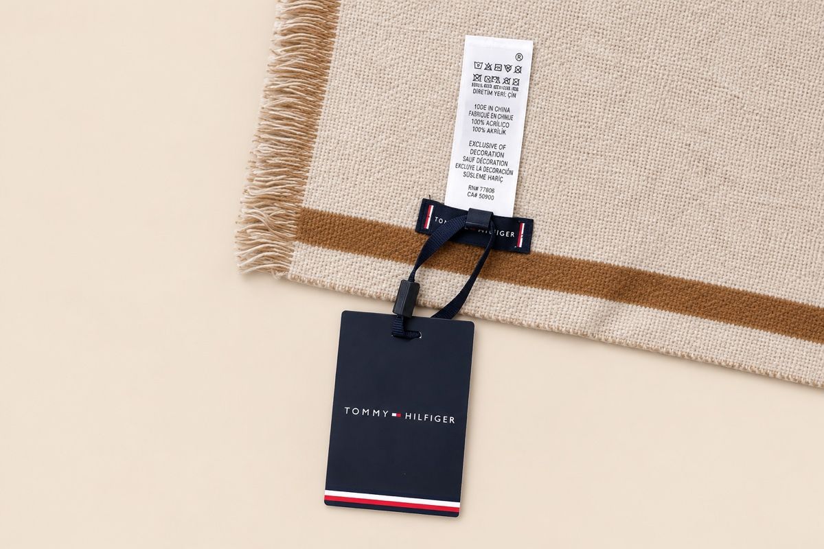 Tommy Hilfiger Foulard & Sciarpe: ÉCHARPE TOMMY HILFIGER OCRE – Nuovo e nell'imballaggio originale da Lausanne venduto da KeNaChic 2