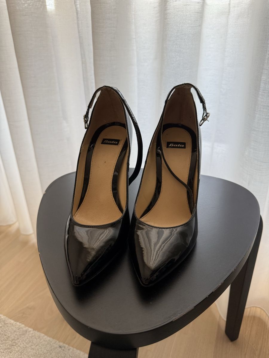 Damenschuhe: Escarpins vernis noir - Bata - taille 38 – Gebraucht aus Carouge GE von sca_ts8d