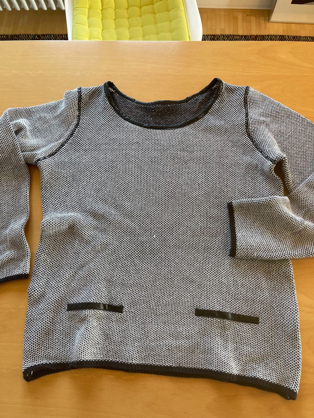 Maglioni & Felpe: Pullover mit Kunstleder Applikationen Gr. 40 – Usato da Winterthur venduto da 1956ingi