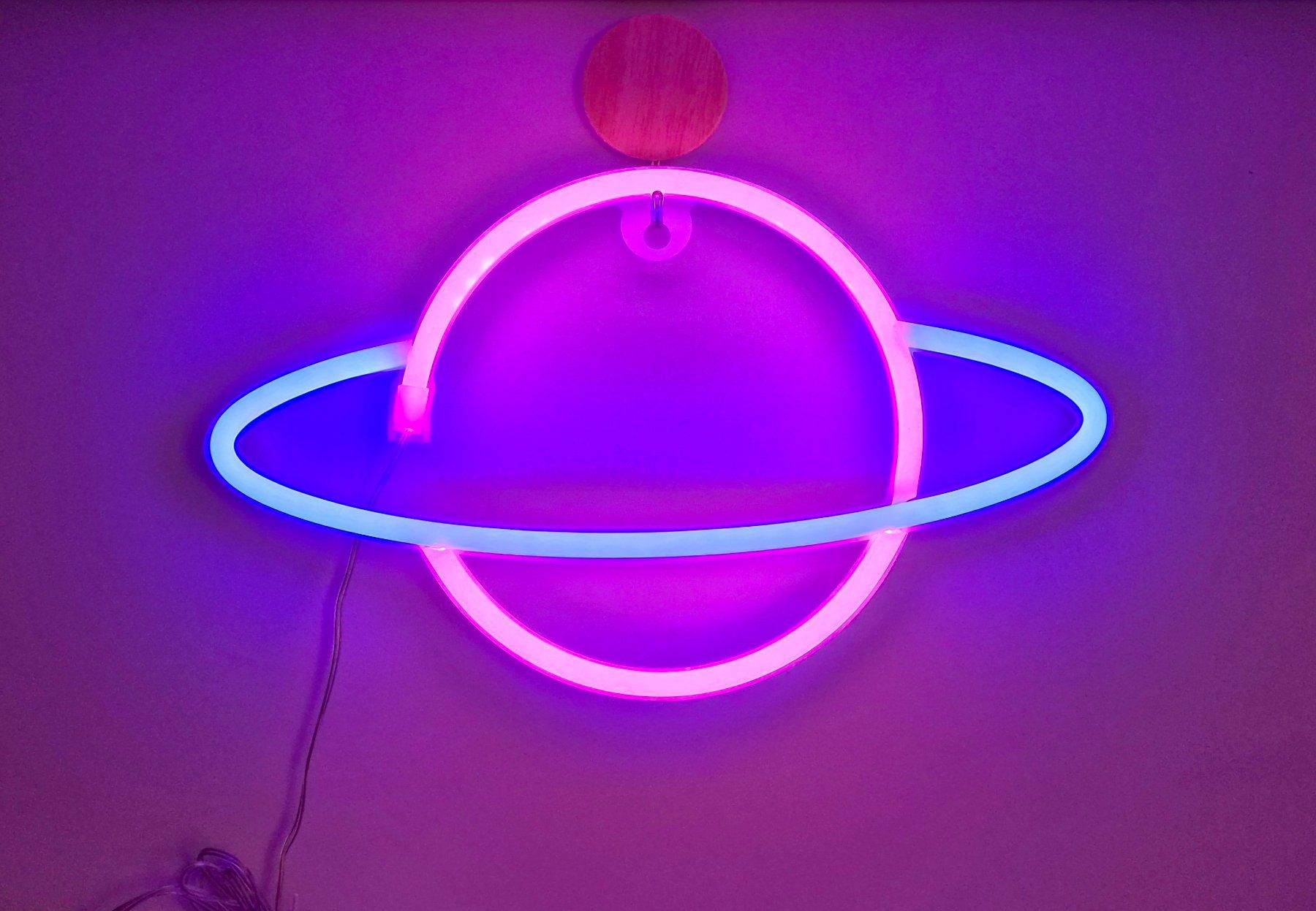 Toutes les décorations: 2 Neon-LED-Deko-Schilder (Blitz & Saturn) – D'occasion à Zürich par New_username 1