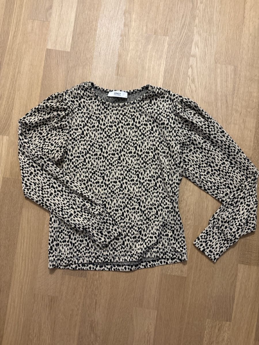 Only Pullover & Sweatshirts: "Only" Pullover mit Leo-Muster, Gr. S, Puffärmel – Neu (gemäss Beschreibung) aus Bern von gwilla