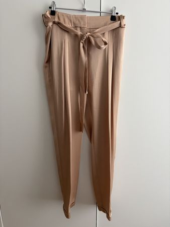 elegante glanzhose Uterque beige mit Bindegürtel Grösse M