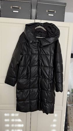 Stradivarius Wintermantel in Lederoptik
