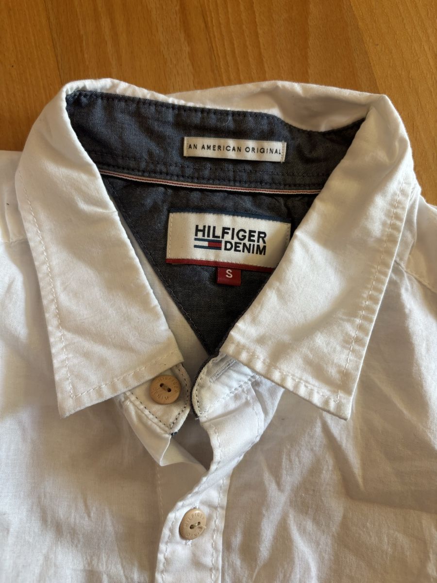 Chemises: Tommy Hilfiger white shirt S – D'occasion à Chexbres par doe_xns6 1