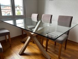 Moderner Esstisch mit Glasplatte und Metallgestell in Holzop