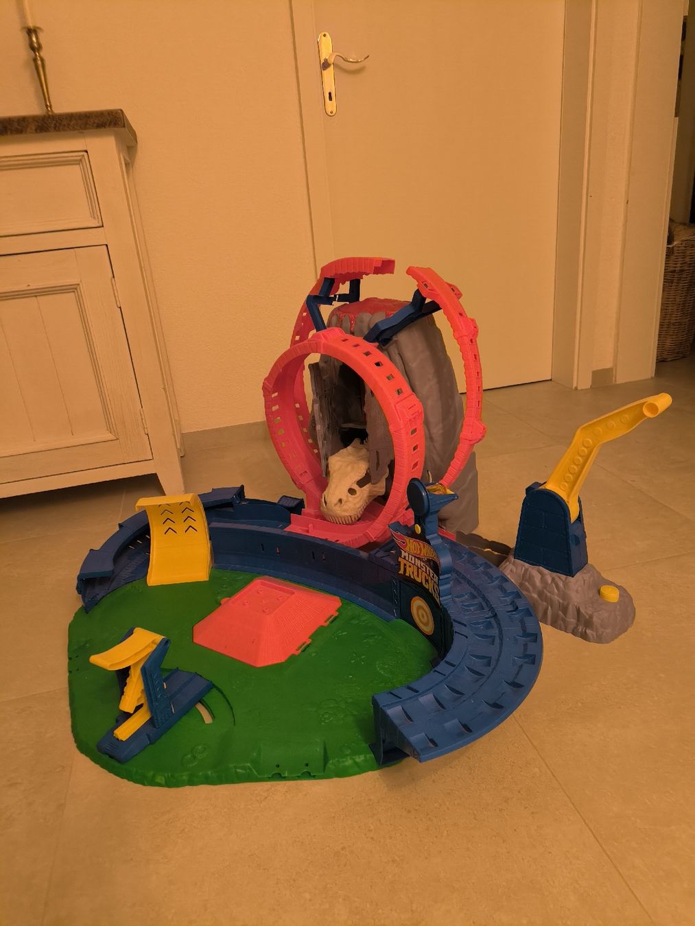 Hot Wheels Giocattoli: Hot Wheels Monster Trucks Vulkan Arena – Usato da Mattwil venduto da FamilieG. 2