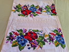 Besticktes Nackenkissen Bezug Blumen mit Häkelborte 40-60