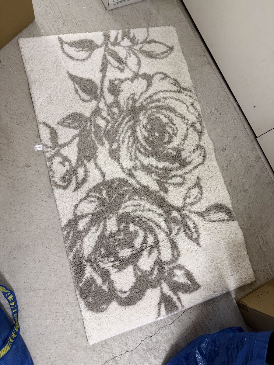 Teppiche: Rug floral pattern white grey cotton blend  – Gebraucht aus Egg b. Zürich von sha_t97v