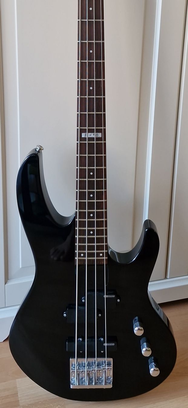 Strumenti musicali: E-Bass schwarz guter Zustand – Nuovo (secondo la descrizione) da Rupperswil venduto da Cielo46