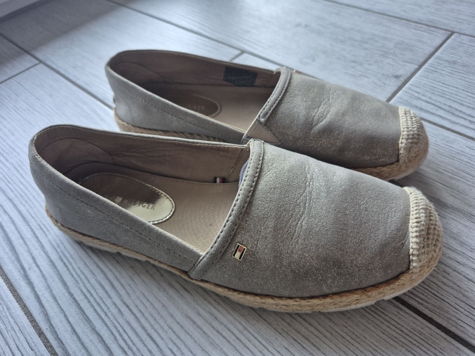 Tommy Hilfiger Scarpe da donna: Espadrilles Tommy Hilfiger, taille 37 bin état général – Usato da St-Pierre-Clages venduto da _RV 1