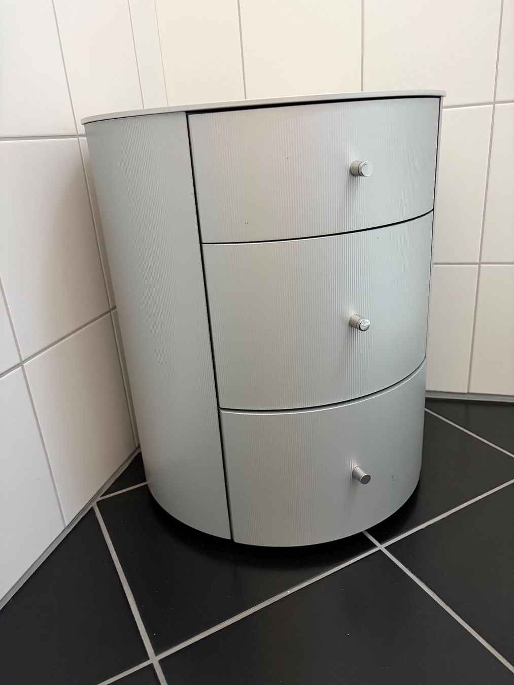 Cassettiere: Runde Kommode, Nachttisch – Usato da Fehraltorf venduto da freeform2020 1