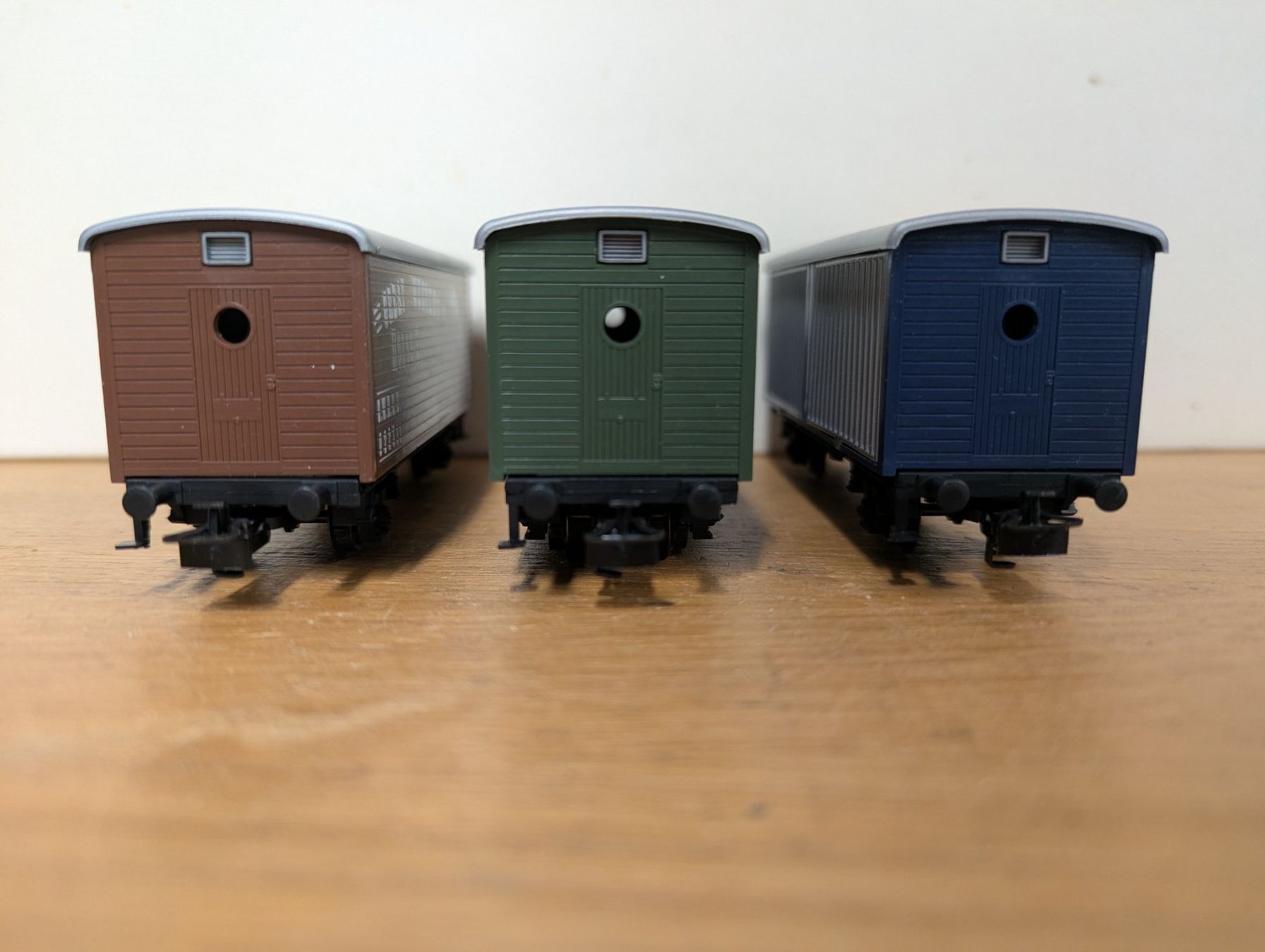 Märklin Modellini di ferrovie: Wagons à bestiaux et hangars à construire. – Usato da montcherand venduto da Niollu 3