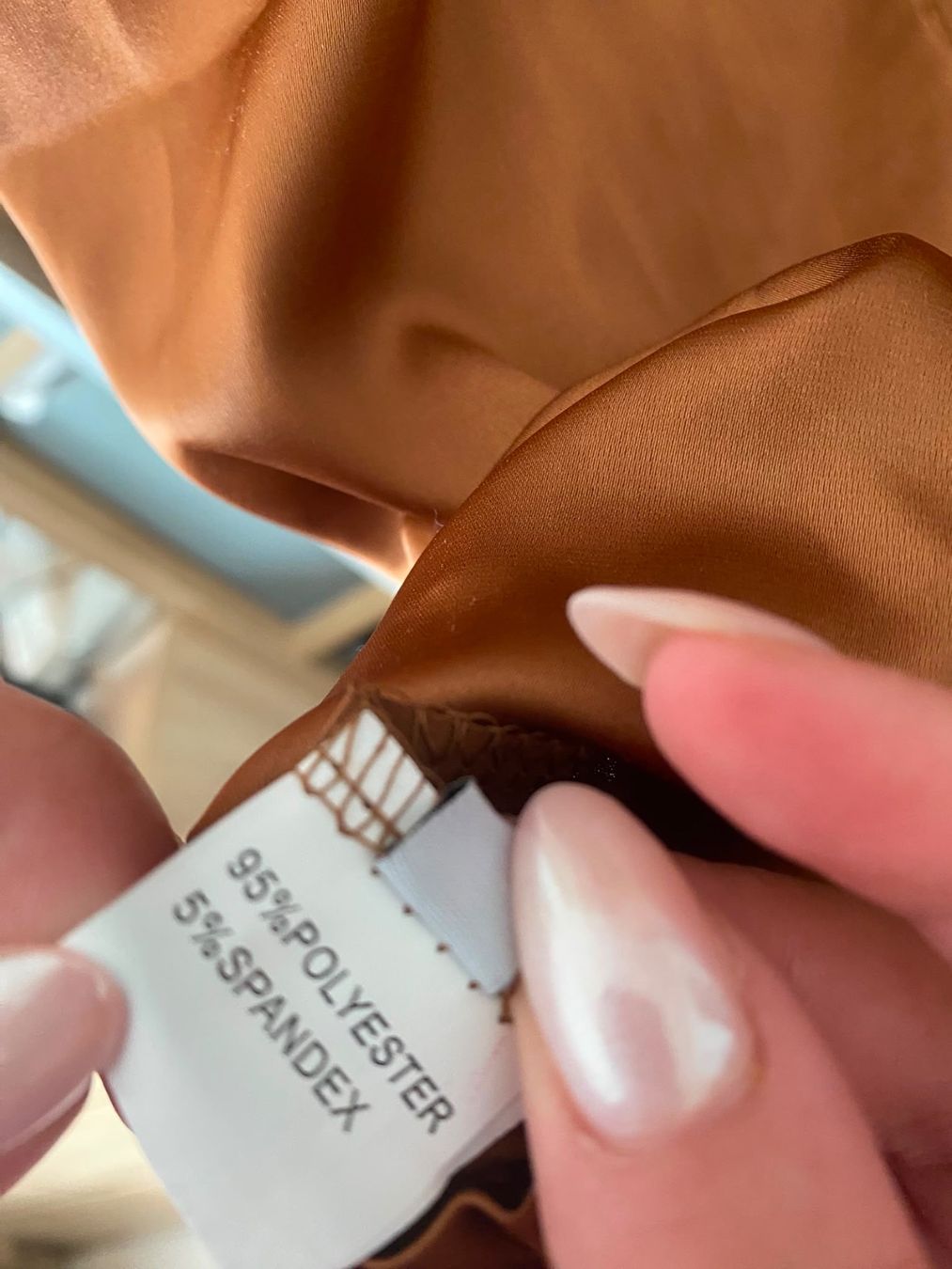 Robes: Robe midi en satin marron – Neuf (Voir description) à Montreux par Izapechee 4