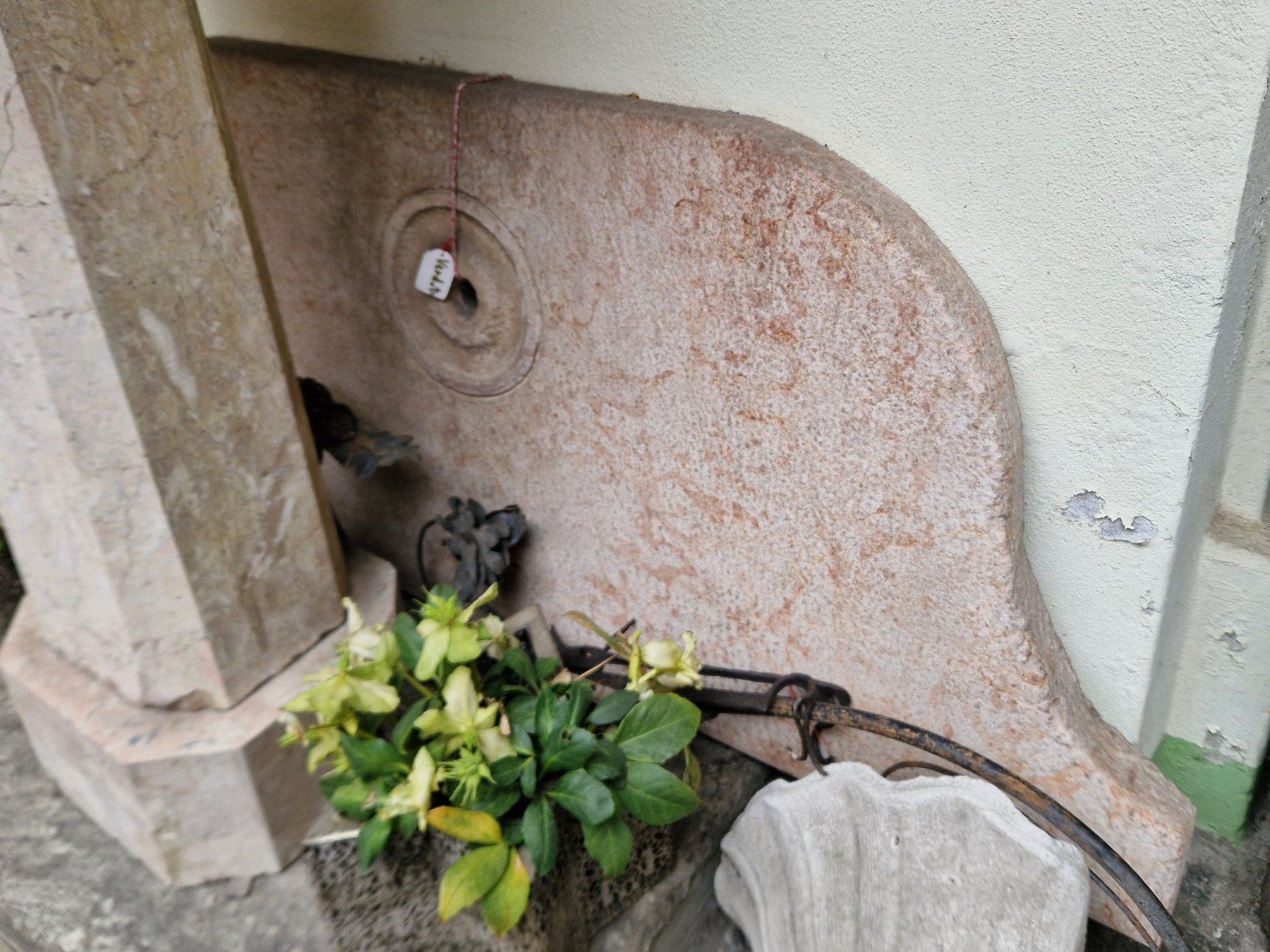 Stagni & Fontane ornamentali: Fontana in pietra rosso-rosa – Usato da Locarno venduto da BellTicino 2