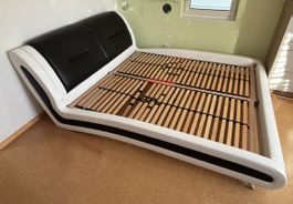 Desiger Bett, Rostgrösse 200 x 180cm, 1 Rost defekt