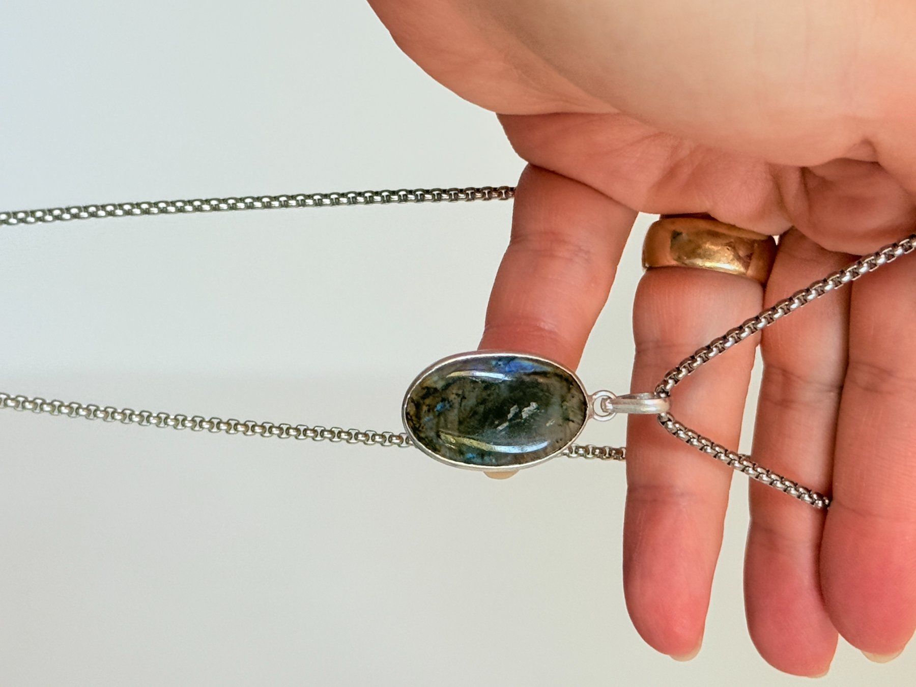 Ketten: Pendentif Labradorite avec chaîne neuf – Neu und originalverpackt aus Genève von AGBERG 1