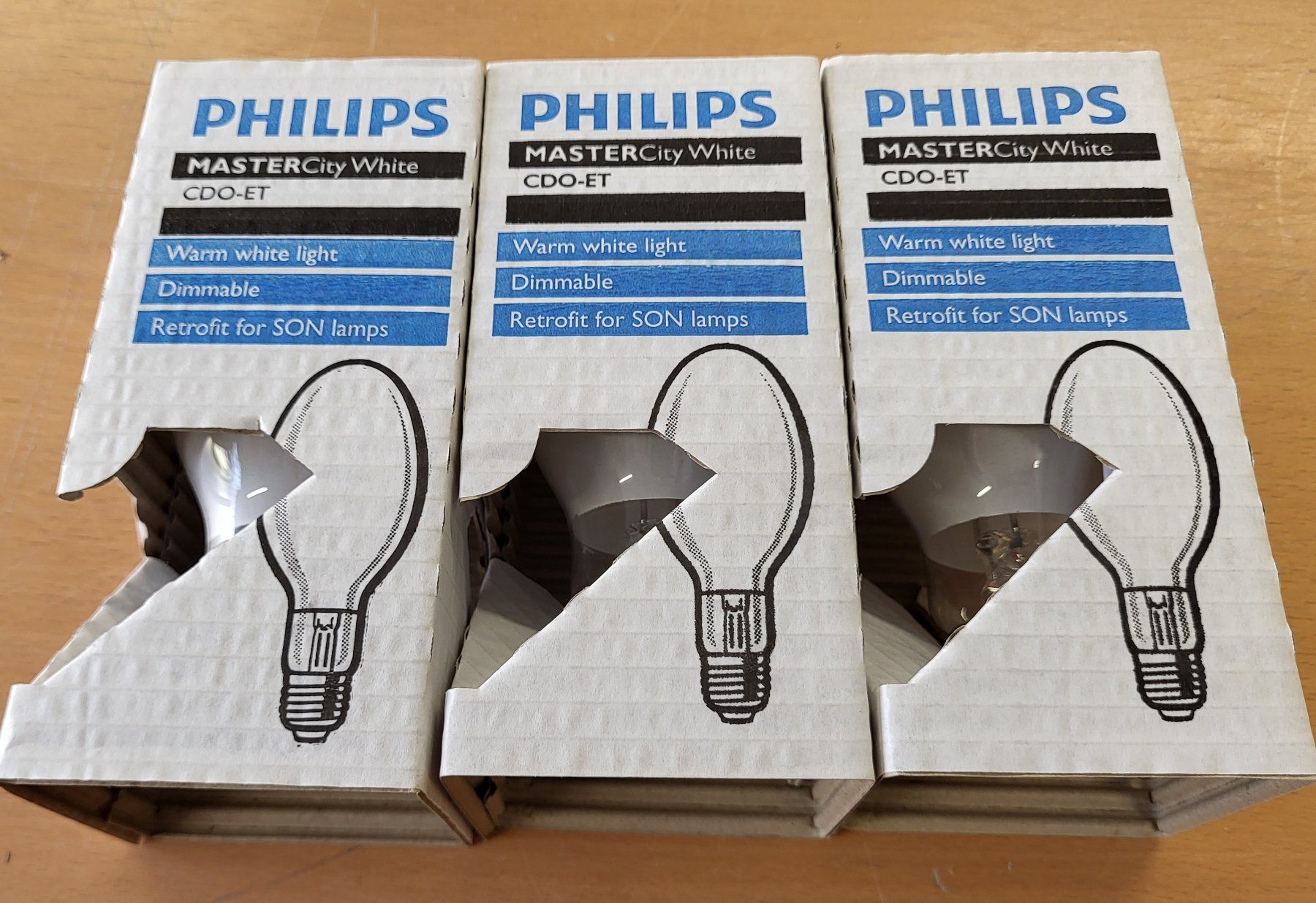 Philips Lampade: Philips MASTER E27 CDO-ET Plus CityWeiß Leuchtmittel, 3 Stk. – Nuovo e nell'imballaggio originale da Davos Dorf venduto da Milwaukee02
