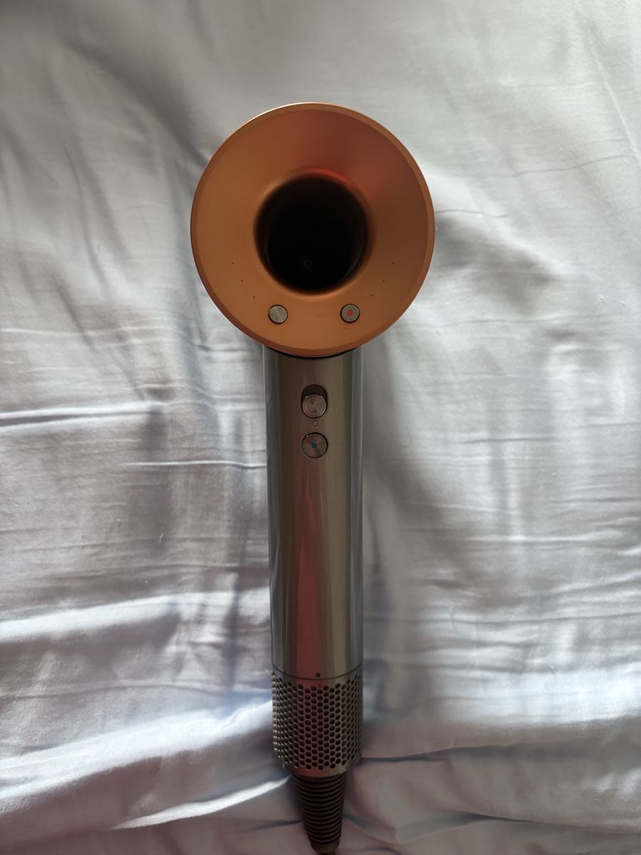 Dyson Sèche-cheveux: Sèche-cheveux Dyson – Défectueux à Lausanne par Nathalie5678 1