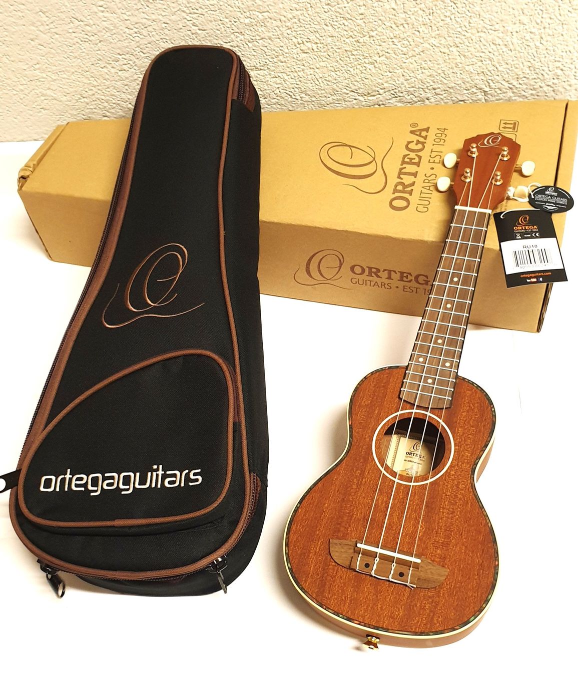 Musikinstrumente: Sopran-Ukulele  ORTEGA  RU 10 mit Etui – Neu und originalverpackt aus Wöschnau von Musikhaus-Luethy5012