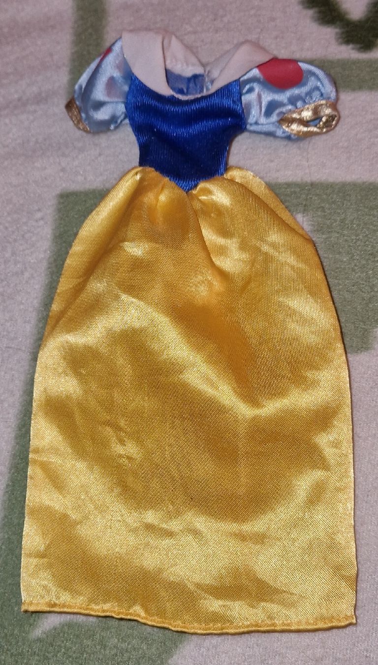 Bambole: Robe pour Barbie – Usato da Couvet venduto da Pioune