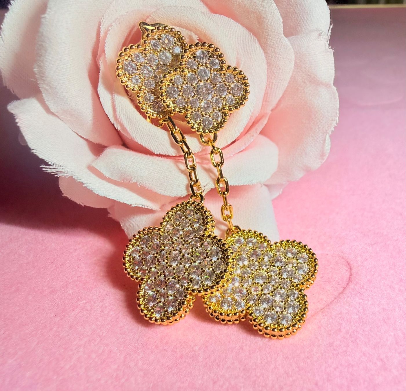 Orecchini pendenti & Orecchini a lobo: Paire de boucles d'oreilles trèfle full diamond – Nuovo e nell'imballaggio originale da St-Maurice venduto da Sandrinette123 2