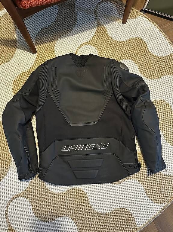 Dainese Lotti di vestiti: DAINESE 2Teiliges Lederkombi Grösse 54 – Usato da Rickenbach LU venduto da reachthesky 2