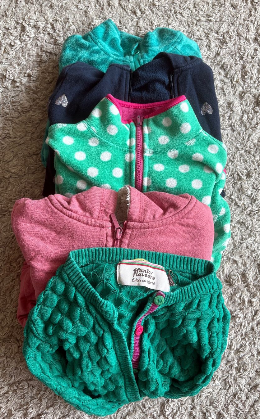 Pulls et sweat-shirts: Schöne Mädchen Jäckchen 122 – D'occasion à Aarau par stellabianca