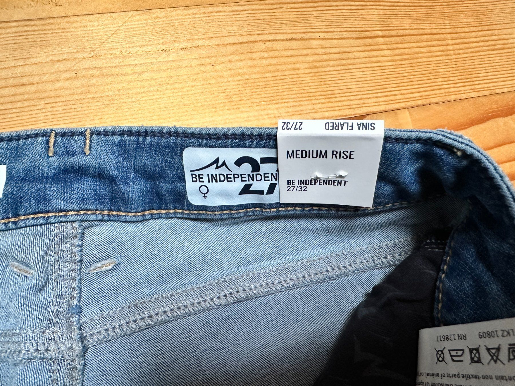 Jeans: Jeans Boot Cut 27/32 neu mit Etikett – Nuovo e nell'imballaggio originale da Gümmenen venduto da FelizitasHermann 2