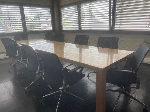 Tavoli: Table de conférence zoom avec 10 chaises Vitra – Usato da Echallens venduto da berthouz 3