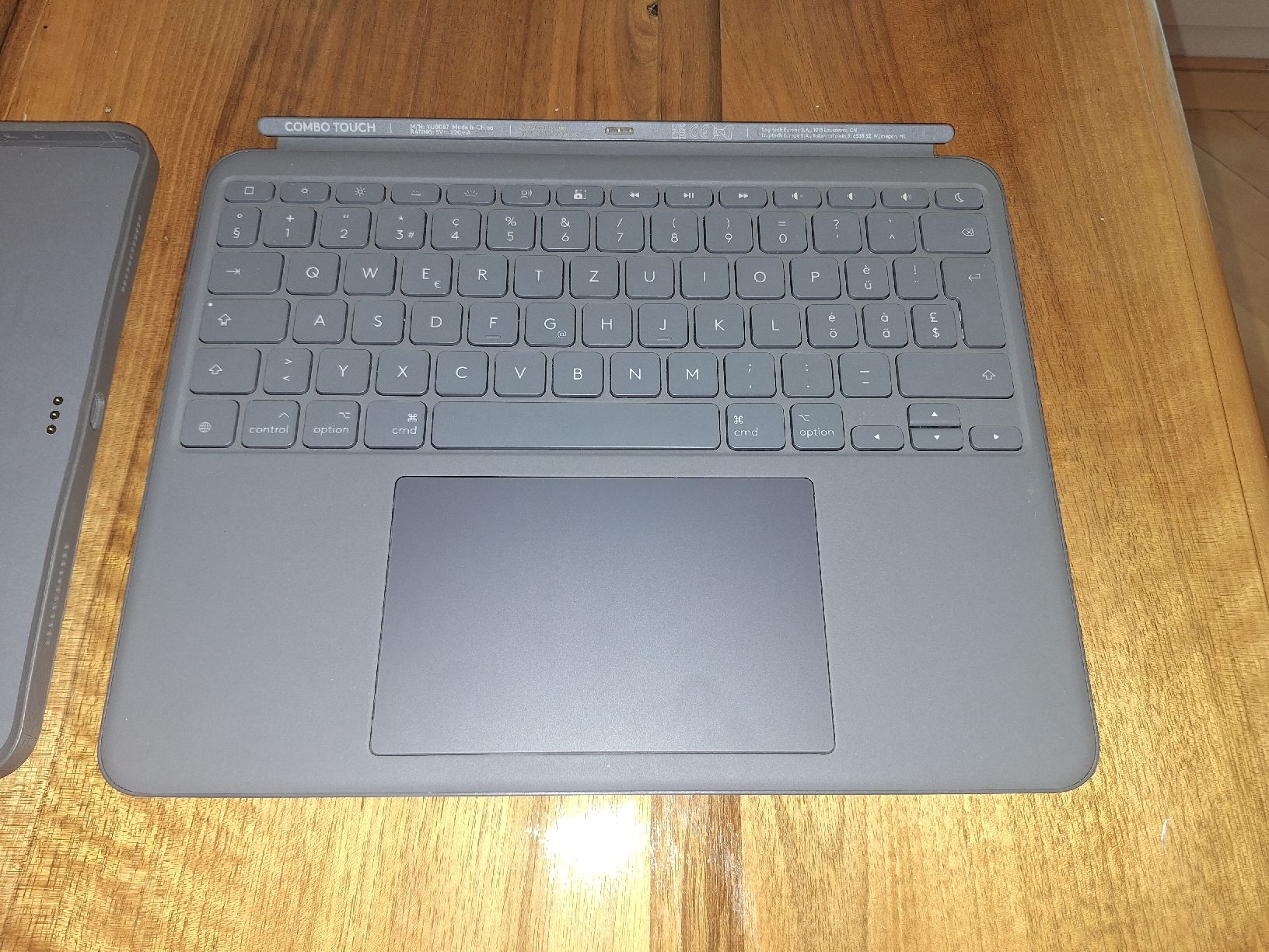 Logitech Claviers: Logitech Combo Touch iPad Air 13  – D'occasion à Bern par and_ygp8 6