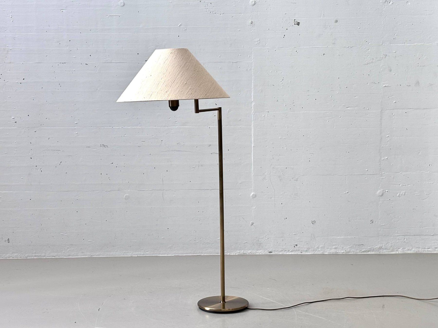 Lampade: Elegante Stehlampe aus Messing mit Textilschirm, 1990er – Usato da Zürich venduto da LeMoege