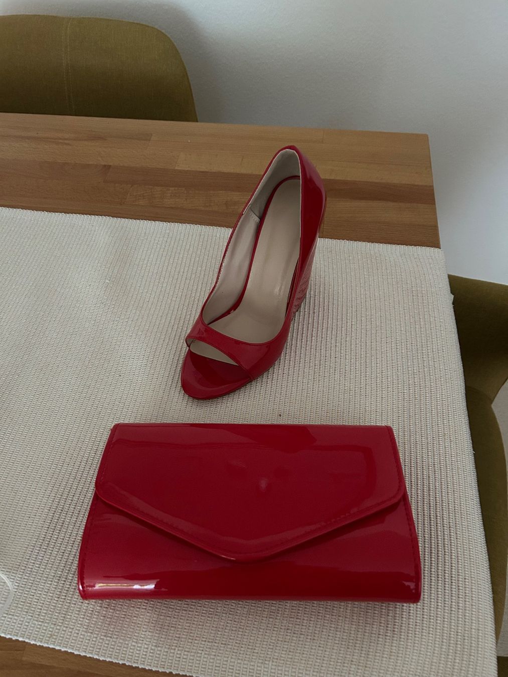 Scarpe da donna: Rote Pumps und Tasche – Nuovo e nell'imballaggio originale da Remetschwil venduto da veki75