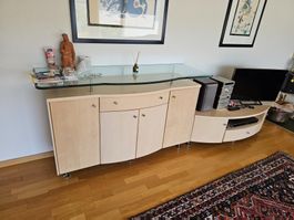 Sideboard mit Glasplatte und TV-Möbel Nussbaum hell gebogen