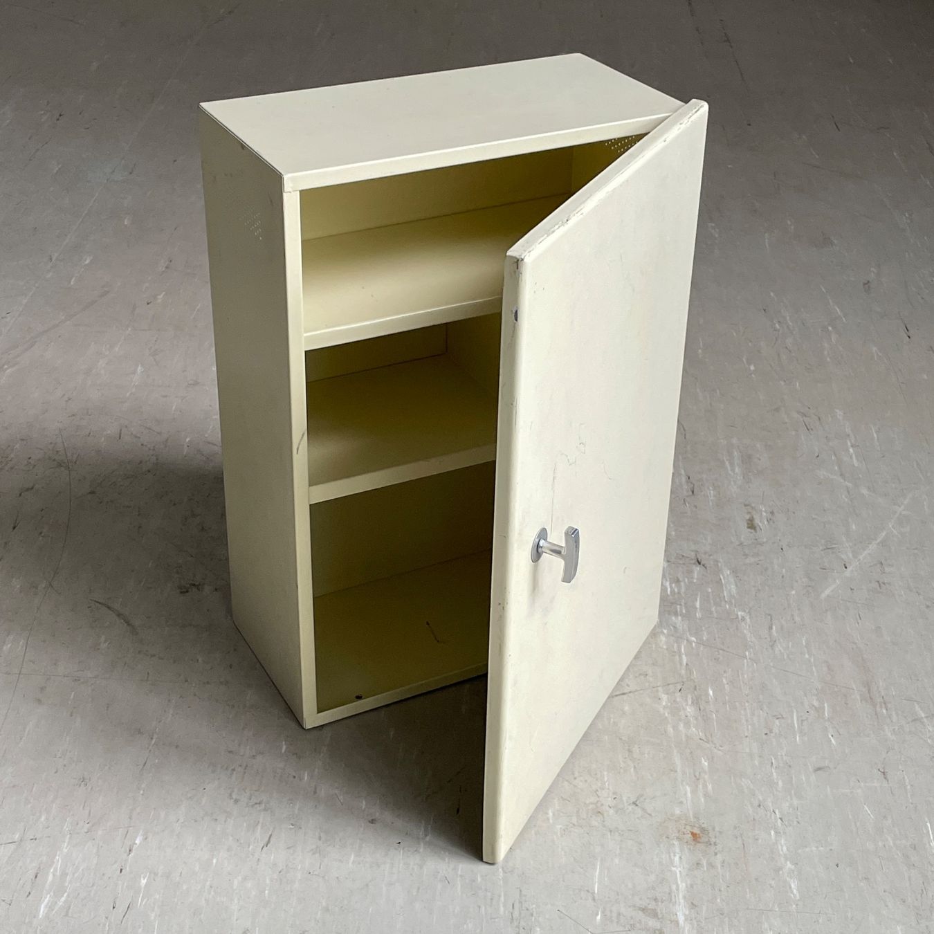 Armadi: 1950er MEWA Apotheker Schrank – Usato da Bern venduto da Modern-Era 5